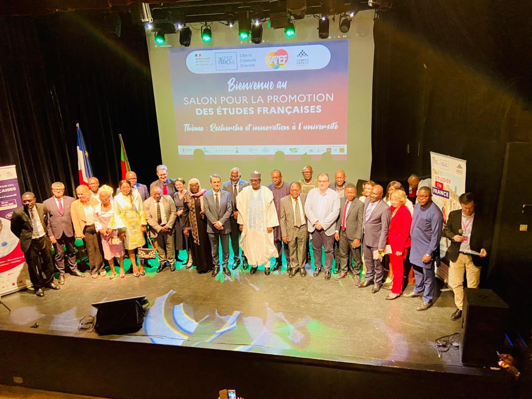 Salon pour la promotion des études françaises.