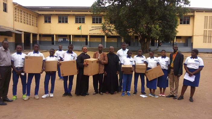 Des ordinateurs pour les collèges Saint Charles Borromée et Notre Dame des Nations de Yassa